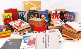 Nagy vegyes nyomtatvány tétel: Életek és korok minikönyv sorozat, Budapest Betrayed- egy fogoly története angol nyelven, 35db labdarúgással kapcsolatos fotó, Magyarország ajánlási ragjegyei katalógus, 19db főként munkásmozgalmi könyv, klf sport évkönyvek illusztrációkkal; Ronald Kessler: CIA; Földi Pál: A német titkosszolgálat a Második Világháborúban és Rendőrségi Sportalmanach. Szemelvények a Maghyar Rendőrség Olimpiai, Világ- és Európa-Bajnokainak Arcképcsarnokából. Bp., 2010, ORFK OKI Rendészeti Szervek Kiképző Központja és a Magyar Rendészeti Sportszövetség + 10db angol nyelvű könyv vegyes témában és minőségben és 15db vegyes témájú könyv.