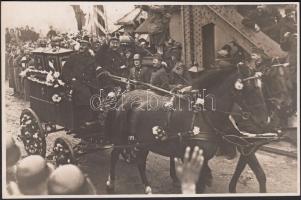 cca 1938 A Magyar Királyi Posta virágos kocsival küldi Komáromba az új levélszekrényeket, hátoldalán pecséttel (Schäffer Gy. fotószalon), 17x11 cm.