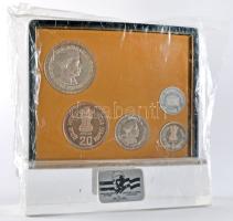 India 1989. 1R - 100R "Jawaharlal Nehru Centenárium" 4db érme + 1db emlékérem eredeti plexi tokban (miniszterek ajándéka) T:PP India 1989. 1 Rupee - 100 Rupee "Jawaharlal Nehru Centenary" 4 different coins + one medallion Proof set in original plastic case and packing C:PP