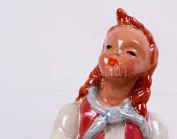 H. Ráhmer Mária (1911-1998): Kislány virág kosárral. Festett, mázas kerámia, nagyon apró mázhibával,...