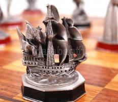 Armada sakk készlet, ón figurákkal, fa táblával, jelzettek, hiánytalan, jó állapotban/ Pewter comple...