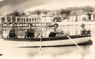 Balatonkenese csónakázók, photo (Rb)