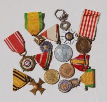 39 db osztrák + magyar, főleg I.V.H., benne 5 db Ag! + 9 db külföldi (USA, francia, lengyel, román, belga) katonai kitüntetés + 40 db III.Birodalom vaskereszt és egyéb utánzat