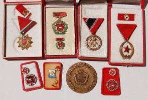 1950-es évektől 38 db szocialista kitüntetés, plakett részben eredeti dobozban + 2 üres doboz, sok j...