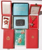 1950-es évektől 38 db szocialista kitüntetés, plakett részben eredeti dobozban + 2 üres doboz, sok j...