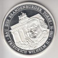 Németország 1991. "Brandenburgi Kapu építése 1788-1791" Ag emlékérem (20g/0.999/40mm) tanúsítvánnyal T:PP Germany 1991. "Building of the Brandenburg Gate 1788-1791" Ag medallion (20g/0.999/40mm) with certificate C:PP