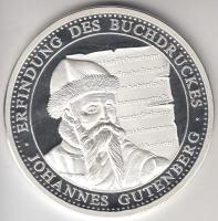Németország 1991. "Könyvnyomtatás feltalálója Gutenberg" Ag emlékérem (20g/0.999/40mm) tanúsítvánnyal T:PP Germany 1991. "Johannes Gutenberg inventor of book printing" Ag medallion (20g/0.999/40mm) with certificate C:PP
