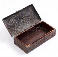 Antik virágos motívumos ón doboz, fa betéttel, javított zsanérral, 18×9 cm