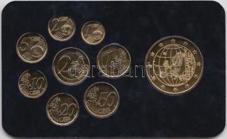 Németország 2003. 1c-2E Euro forgalmi sor 8db + aranyozott emlékérem "Presztízs érem szett" plasztiktokban T:1 Germany 2003. 1 cent - 2 Euro coin + gilt medallion "Prestige coin set" 8pcs gilt coins in plastic case C:Unc