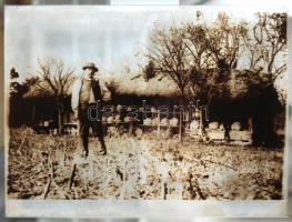 Cca 1910 méhész és kaptárak, üvegnegatív, 17×23 cm