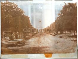 Cca 1910 Ismertlen falu főutcája és temploma, üvegnegatív, 17×23 cm