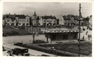 Gyergyószentmiklós Fő tér, idegenforgalmi iroda, posta, Bartis Sándor hentes és mészáros üzlete, Sonnenklar M. vegyeskereskedése, Brosz gyógyszertára / tourist office, post, shops, pharmacy (fl)