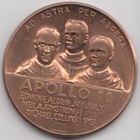 Amerikai Egyesült Államok 1969. "Apollo 11 - Aldrin, Armstrong, Collins / Az Amerikai Egyesült Államok elsőként a Holdon" Br emlékérem (34mm) T:2 USA 1969. "Apollo 11 - Aldrin, Armstrong, Collins / United States Of America - First On The Moon" Br commemorative medal (34mm) C:XF