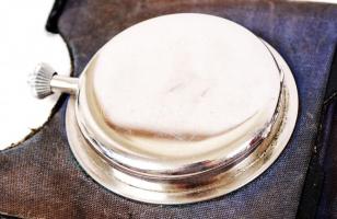 Germania mechanikus 8 napos ébresztőóra, bőr tokban / Germania mechanic alarm clock 8 days 11x11 cm