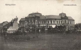 Nyíregyháza, Korona Szálloda, szobor