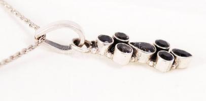 Csiszolt spinell kövekkel díszített ezüst függő ezüst láncon, jelzett /
Silver pendant, 8,8 gr