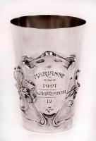 1901 Szecessziós ezüst (Ag.) keresztelő pohár,  belül aranyozott, jelzett , mesterjeggyel, gravírozott feliratokkal, nettó:142 g, m:10 cm / Antique silver christening cup, good condition