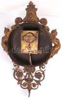 Századfordulós díszes falióra számlap nélkül, egy mutatóval, alul felhúzós szerkezettel, gazdagon dí...
