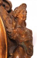 Századfordulós díszes falióra számlap nélkül, egy mutatóval, alul felhúzós szerkezettel, gazdagon dí...