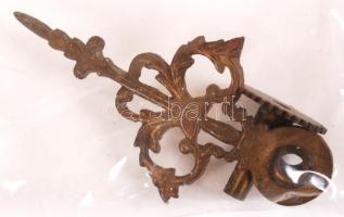 Századfordulós díszes falióra számlap nélkül, egy mutatóval, alul felhúzós szerkezettel, gazdagon dí...