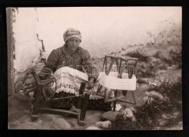 1910-1920 Kerny István (1879-1963): Szerbia, fonalvetés. Vintage fotó, hátoldalán szerzői pecséttel jelzett, feliratozott /  István Kerny (1879-1963): Serbia, spinning. Photo, artist's stamp on back, 11x16cm