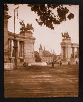 1920-1930 Kerny István (1879-1963): Budapest, Hősök tere, részlet. Vintage fotó, hátoldalán feliratozott, a szerző hagyatékából /  István Kerny (1879-1963): Heroe's Square, Budapest. Description on back, from artist's bequest, 21x17cm