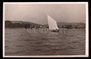 1930-1937 Kinszki Imre (1901-1945): Dunai vitorlás Nógrádverőcénél. Vintage fotóművészeti alkotás, jelzés nélkül, a szerző hagyatékából, fotólap /  Imre Kinszki (1901-1945): Sailboat on the Danube at Nógrádverőce. Photocard, unsigned, from artist's bequest