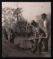 1930-1935 Kinszki Imre (1901-1945): Munkások a megállóban. Vintage szociofotó, hátoldalán szerzői pecséttel jelzett, aláírt, feliratozott /  Imre Kinszki (1901-1945): Workers at the Tram Stop. Artist's stamp, signature and description on the verso, 13x11cm