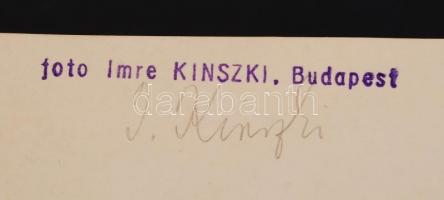 1930-1935 Kinszki Imre (1901-1945): Munkások a megállóban. Vintage szociofotó, hátoldalán szerzői pe...
