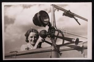 1930-1935 Kinszki Imre (1901-1945): Autós portré. Vintage fotóművészeti alkotás, hátoldalán szerzői pecséttel jelzett, levlap méretben /  Imre Kinszki (1901-1945): The Chauffeur. Artist's stamp on the verso, photocard