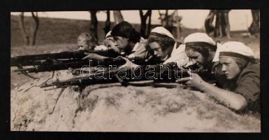 1920-1930 Orosz lányok lőgyakorlaton, jelzés nélkül, a Pesti Napló archívumából /  Russian girls at gunner training, unknown artist, 7x14cm