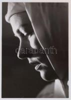 1942 Korschelt Miklós (1900-1982): Apáca portréja. Vintage fotó, hátoldalán szerzői pecséttel jelzett /  Miklós Korschelt (1900-1982): Portrait of a Nun. Artist's stamp on the verso, 22x15cm