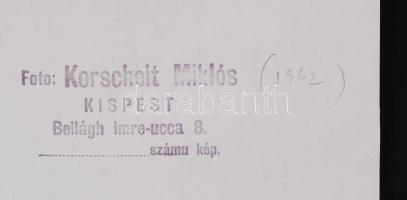 1942 Korschelt Miklós (1900-1982): Apáca portréja. Vintage fotó, hátoldalán szerzői pecséttel jelzet...