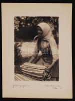 1930 Orphanidesz János (1876-1939): Szőnyegárus. Vintage fotó művészfólián keresztül másolva, aláírt /  Orphanidesz János (1876-1939): Rug Seller. Signed on the recto, 16x11 / 24x18cm