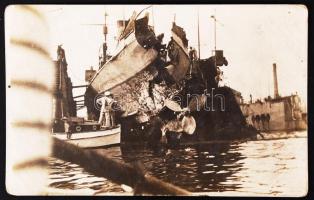 cca 1916 Pola? hadihajó roncsa. Fotólap /  cca 1916 Pola? wreck of a warship. Photo-card