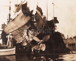 cca 1916 Pola? hadihajó roncsa. Fotólap / 
cca 1916 Pola? wreck of a warship. Photo-card