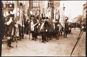 1916 IV. Károly király koronázása. Fotó a várakozókról, hozzá Szász Ágoston alezredes nevére szóló b...