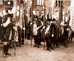 1916 IV. Károly király koronázása. Fotó a várakozókról, hozzá Szász Ágoston alezredes nevére szóló b...