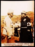 cca 1916 Kövess vezérezredes magasrangú tábori lelkésszel beszélget. Sajtófotó /  cca 1916 Marshall Kövess speaks to a high ranking field-pastor official photo 12x17 cm