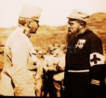 cca 1916 Kövess vezérezredes magasrangú tábori lelkésszel beszélget. Sajtófotó / 
cca 1916 Marshall ...