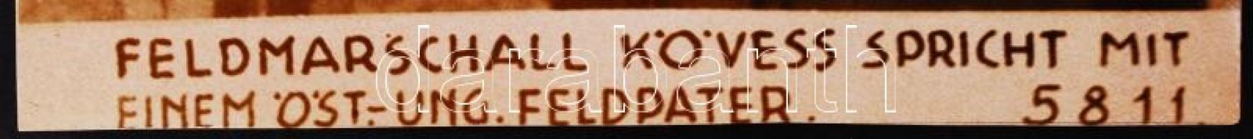 cca 1916 Kövess vezérezredes magasrangú tábori lelkésszel beszélget. Sajtófotó / 
cca 1916 Marshall ...