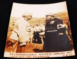 cca 1916 Kövess vezérezredes magasrangú tábori lelkésszel beszélget. Sajtófotó / 
cca 1916 Marshall ...