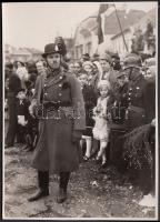 1938 Fülek a bevonulásra várakozók egy csendőr mögött / 1938 Filakovo gendarme waiting for the Hungarian troops 12x17 cm