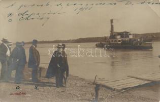 Dunaújfalu, Dunaörs; Darányi Ignác által küldött fotólap, a képen Choisy és Claparéde; háttérben a Hrvat gőzhajó (EB)