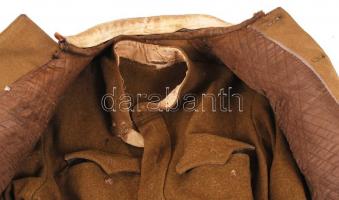 Ék Sándor (1902-1975) grafikus, festő a szovjet hadsereg tisztjeként használt egyenruhája, melyben 1...