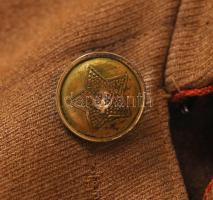 Ék Sándor (1902-1975) grafikus, festő a szovjet hadsereg tisztjeként használt egyenruhája, melyben 1...