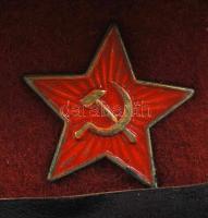 Ék Sándor (1902-1975) grafikus, festő a szovjet hadsereg tisztjeként használt egyenruhája, melyben 1...