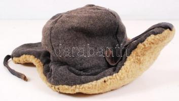 Ék Sándor (1902-1975) grafikus, festő a szovjet hadsereg tisztjeként használt egyenruhája, melyben 1...