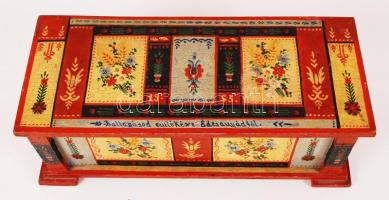 Festett fa dobozka magyaros motívumokkal, "Ballagásod emlékére Édesanyádtól 1953", jó állapotban, 12x13x11 cm.