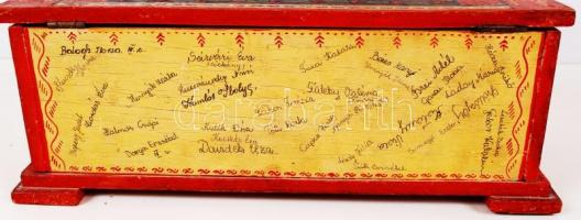 Festett fa dobozka magyaros motívumokkal, "Ballagásod emlékére Édesanyádtól 1953", jó álla...